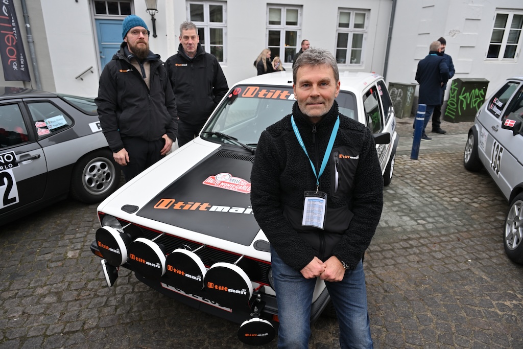 Kim Kjærsgaard Frandsen fra Norsminde er en dygtig rallykører, der har en fin placeringschance i Rallye Monte-Carlo Historique i år. Han stiller op med Kristian Flensbak Jørgensen fra Aarhus i en VW Golf GTI fra 1979. Her ses han med sine servicefolk i baggrunden.
(Foto: Michael Eisenberg)